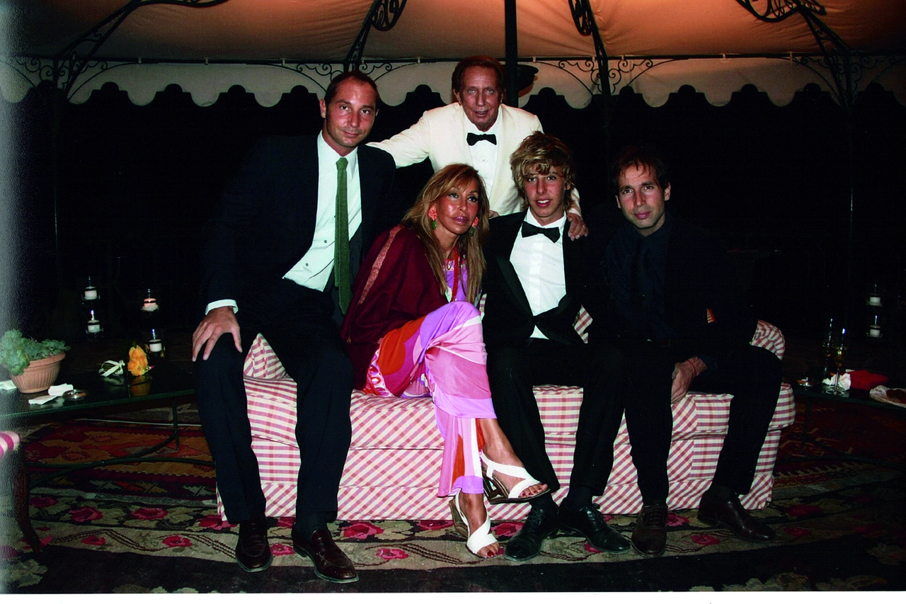 Mike Bongiorno assieme alla moglie Daniela Zuccoli (sposata nel 1972) e ai tre figli Michele, Nicolò e Leonardo nati dal matrimonio