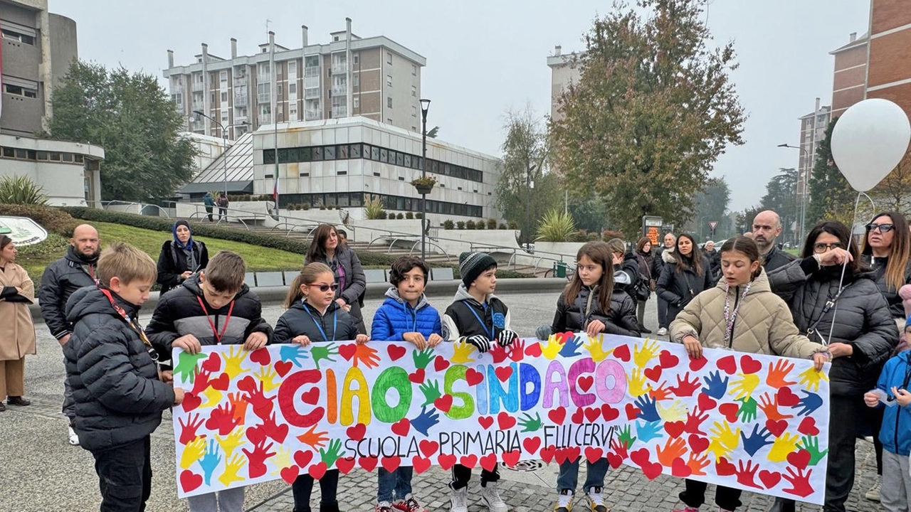 Alcune scolaresche sono andate alla camera ardente per dare l’ultimo saluto a Gianni Ferretti. Questa mattina alle 10.30 i funerali nella chiesa di Sant’Angelo in via Don Angelo Lonni. Alcune scolaresche sono andate alla camera ardente per dare l’ultimo saluto a Gianni Ferretti. Questa mattina alle 10.30 i funerali nella chiesa di Sant’Angelo in via Don Angelo Lonni.