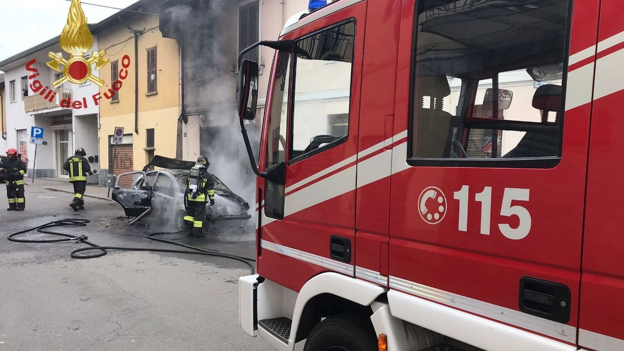 I vigili del fuoco al lavoro in via Garibaldi a Casorate Primo I vigili del fuoco al lavoro in via Garibaldi a Casorate Primo
