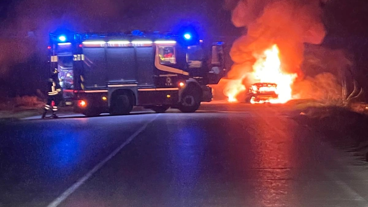 L'auto distrutta dalle fiamme a Villanterio L'auto distrutta dalle fiamme a Villanterio