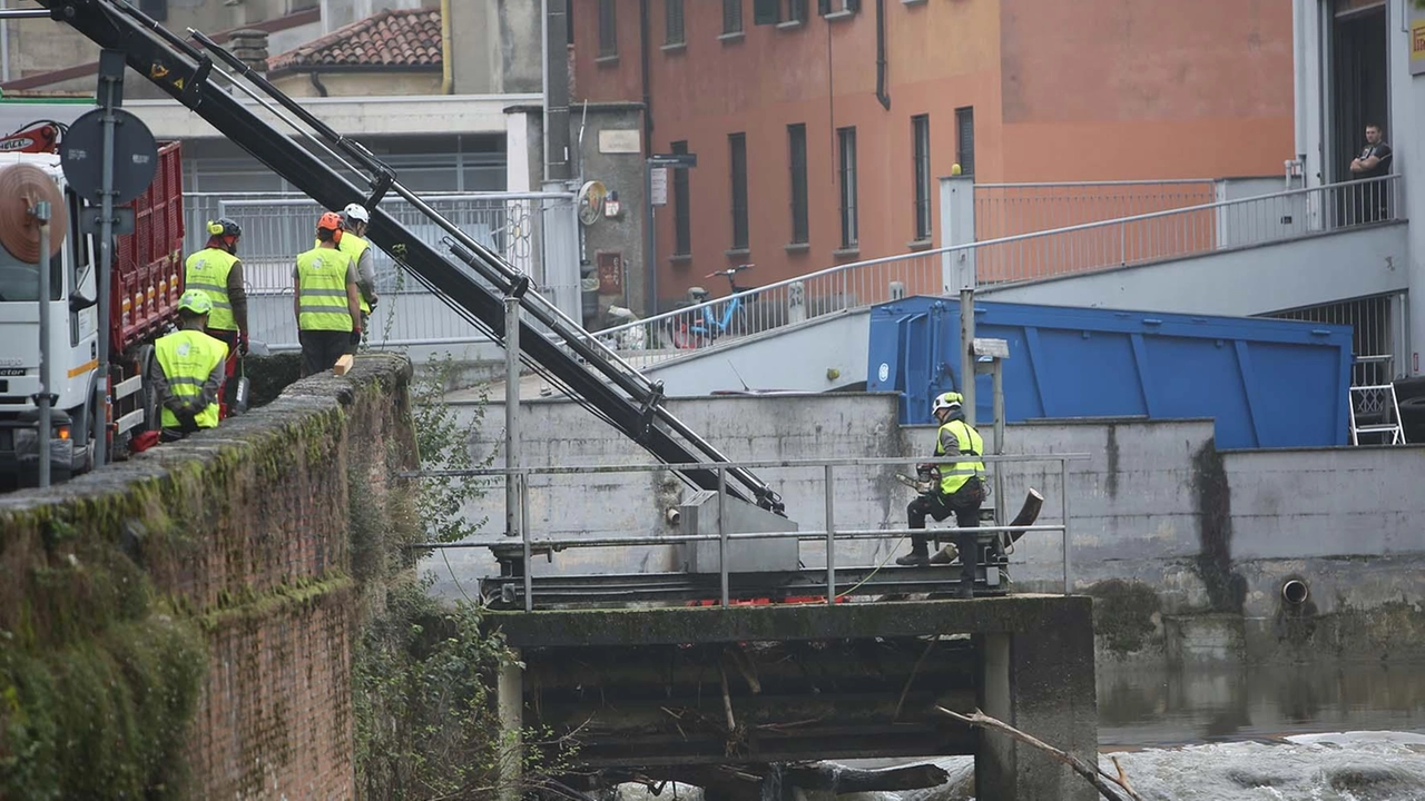 Gli operai al lavoro per la rimozione dei detriti che erano andati a intasare il Lambro rischiando di favorire le esondazioni Gli operai al lavoro per la rimozione dei detriti che erano andati a intasare il Lambro rischiando di favorire le esondazioni