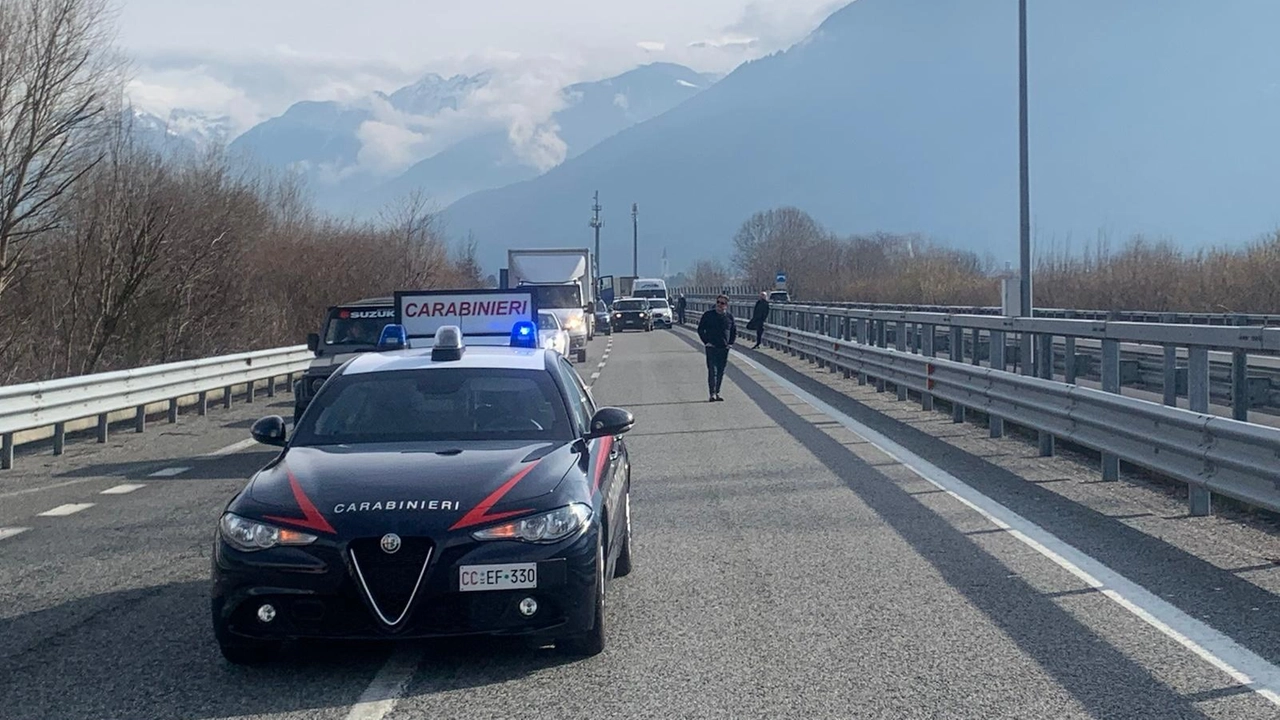 I carabinieri hanno bloccato la Statale per permettere ai sanitari il parto nella piazzola I carabinieri hanno bloccato la Statale per permettere ai sanitari il parto nella piazzola