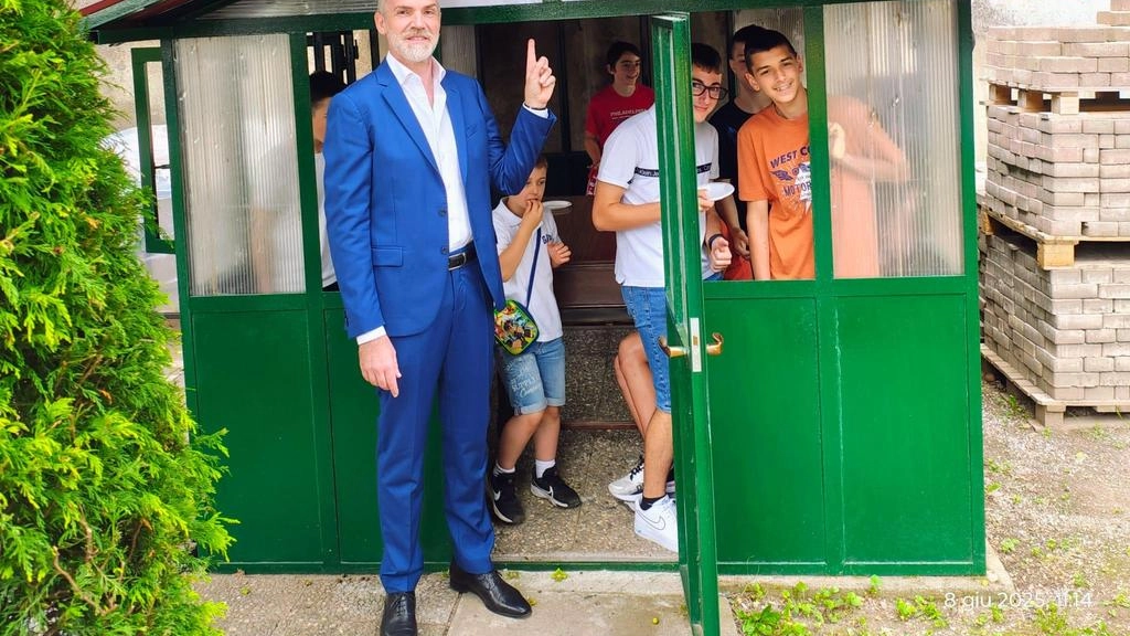 Il sindaco Matteo Piuri, 49 anni, metà dei quali passati come consigliere, è al secondo mandato "Si fa sempre più fatica, ma si può lavorare bene con le tante persone che hanno a cuore la comunità". Il sindaco Matteo Piuri, 49 anni, metà dei quali passati come consigliere, è al secondo mandato "Si fa sempre più fatica, ma si può lavorare bene con le tante persone che hanno a cuore la comunità".