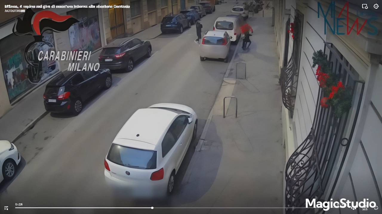 Il video di una delle rapine messe a segno dai due criminali vicino alla Centrale Il video di una delle rapine messe a segno dai due criminali vicino alla Centrale