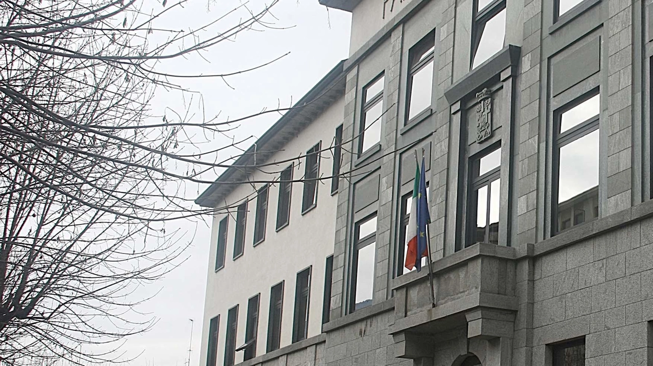 SONDRIO Tre anni e otto mesi di reclusione e il pagamento di 1.333 euro di multa per lui e poco meno...
