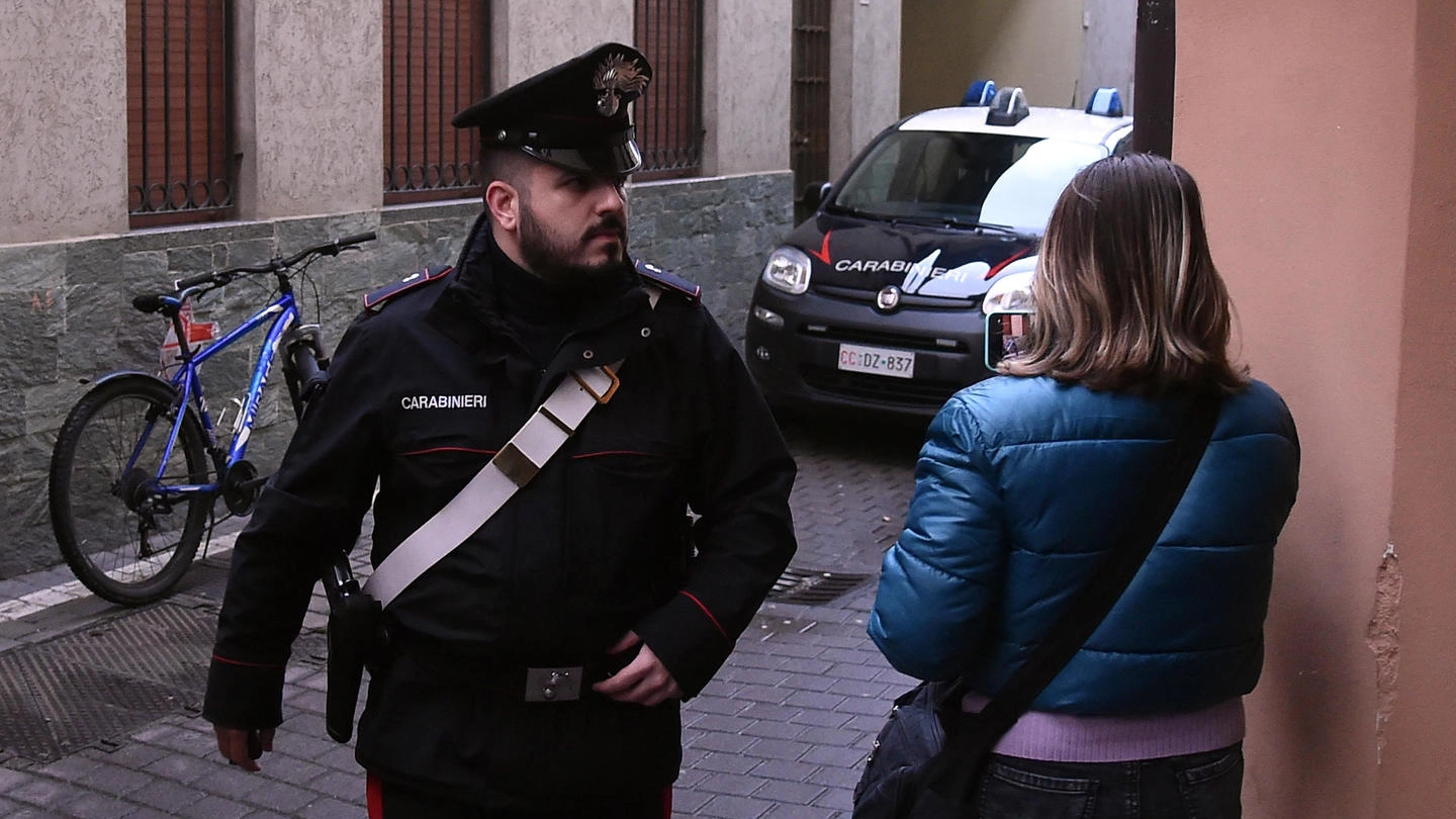I carabinieri hanno trovato la vittima riversa in una pozza di sangue nell’alloggio al secondo piano di via Donizetti nel centro del paese