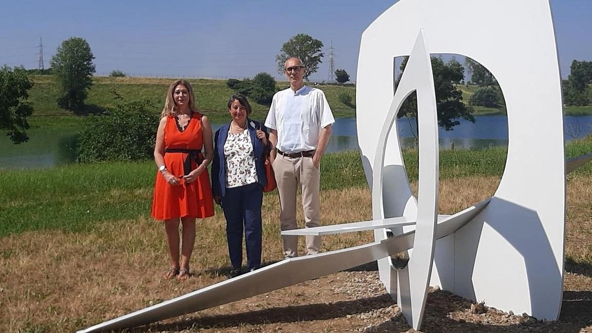 La vicesindaca Mariele Benzi l’artista Alessandra Porfidia e il curatore dell’evento Matteo Galbiati