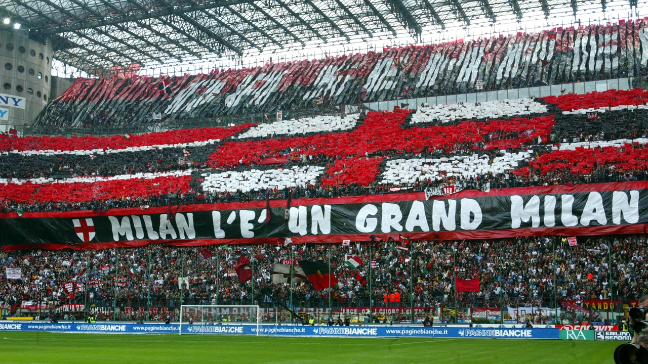 La spettacolare coreografia della Curva Sud del Milan allo stadio San Siro La spettacolare coreografia della Curva Sud del Milan allo stadio San Siro