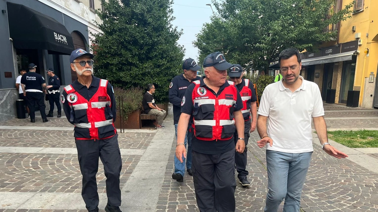I volontari dell’Associazione nazionale carabinieri insieme al sindaco di Legnano Lorenzo Radice I volontari dell’Associazione nazionale carabinieri insieme al sindaco di Legnano Lorenzo Radice
