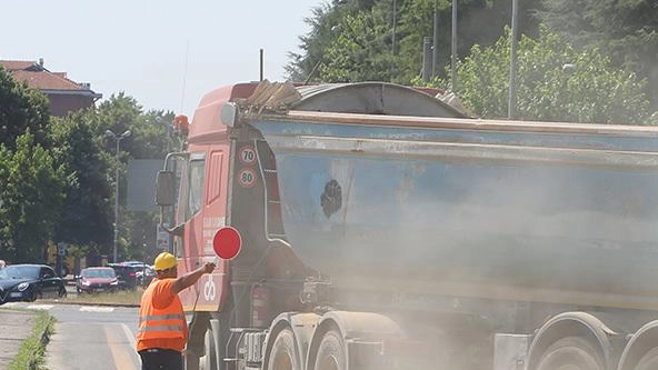 Tutelare la salute dei cittadini, a lungo esposti all’attività di cantiere e al passaggio dei camion. Con questo intento il...