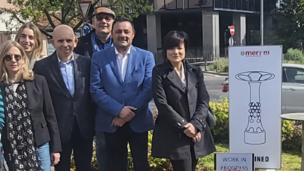 La presentazione del progetto per il monumento che dovrebbe sorgere in piazza IV Novembre, a due passi dal municipio e dai giardini della biblioteca