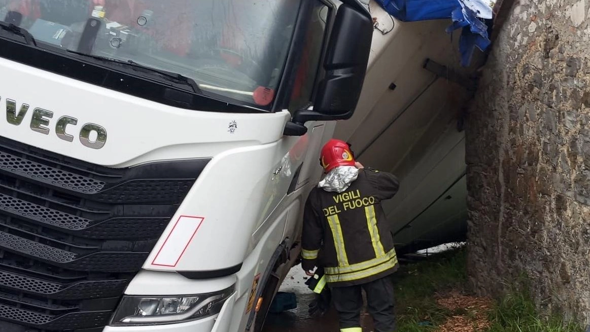Camion dopo un incidente (Archivio) Camion dopo un incidente (Archivio)