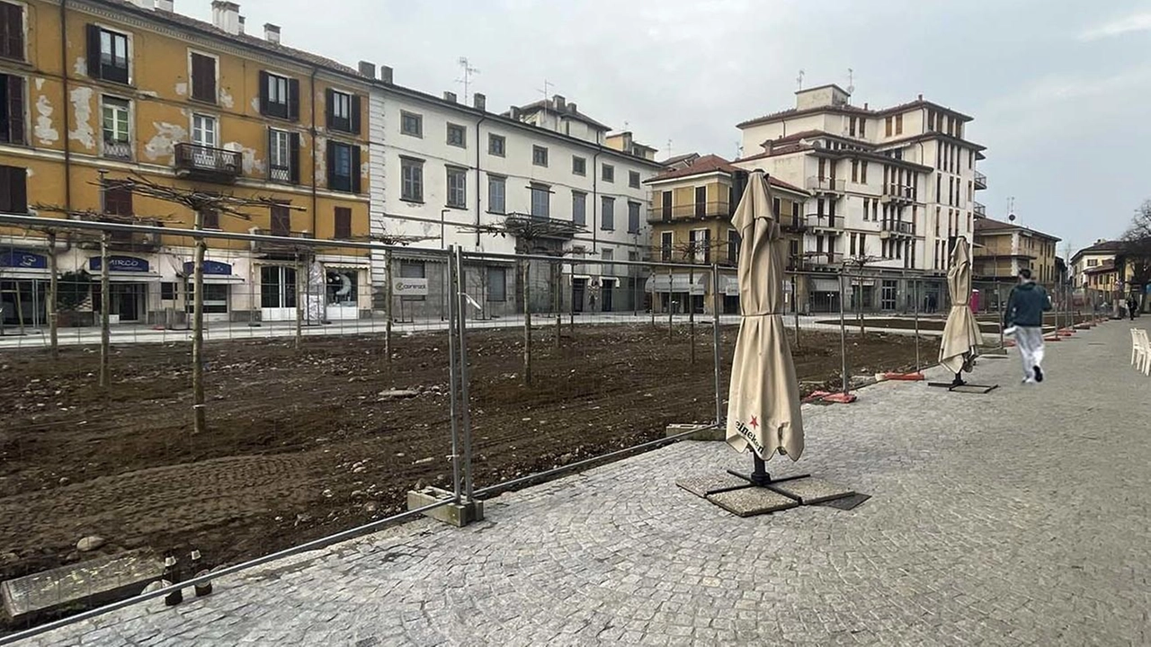 I sanpietrini della discordia in piazza Garibaldi Secondo l’opposizione creerebbero problemi ai pedoni I sanpietrini della discordia in piazza Garibaldi Secondo l’opposizione creerebbero problemi ai pedoni