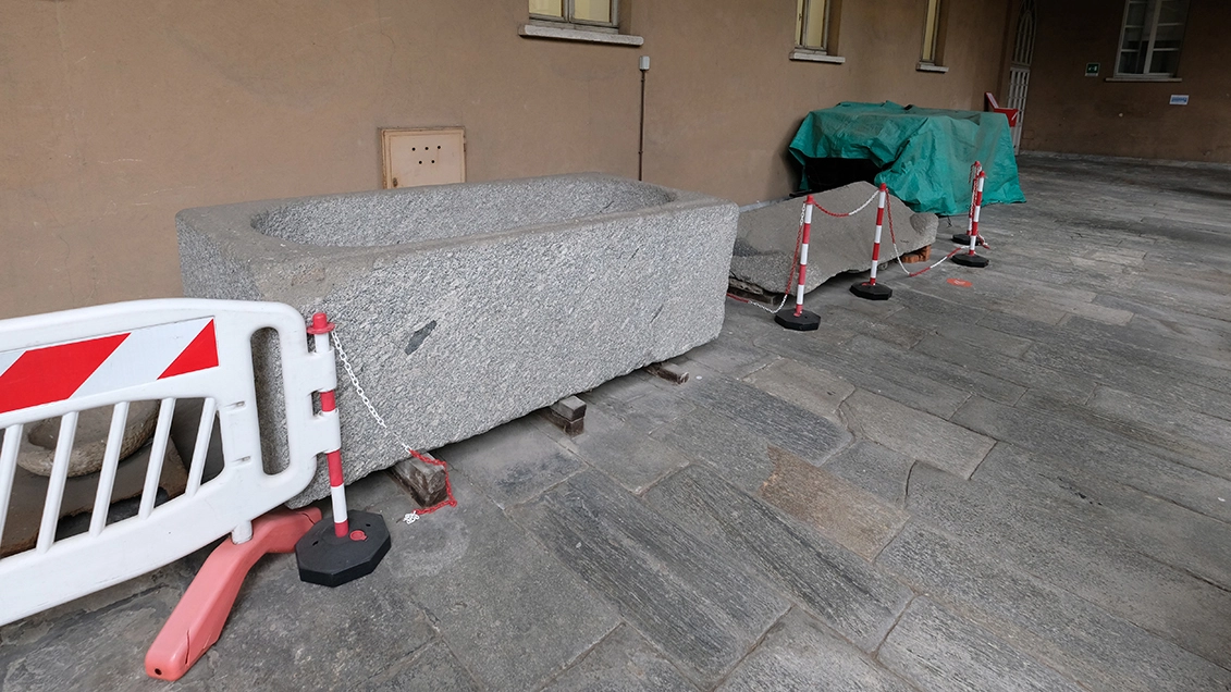 Il sarcofago è tuttora conservato nel cortile del liceo classico Zucchi Il sarcofago è tuttora conservato nel cortile del liceo classico Zucchi