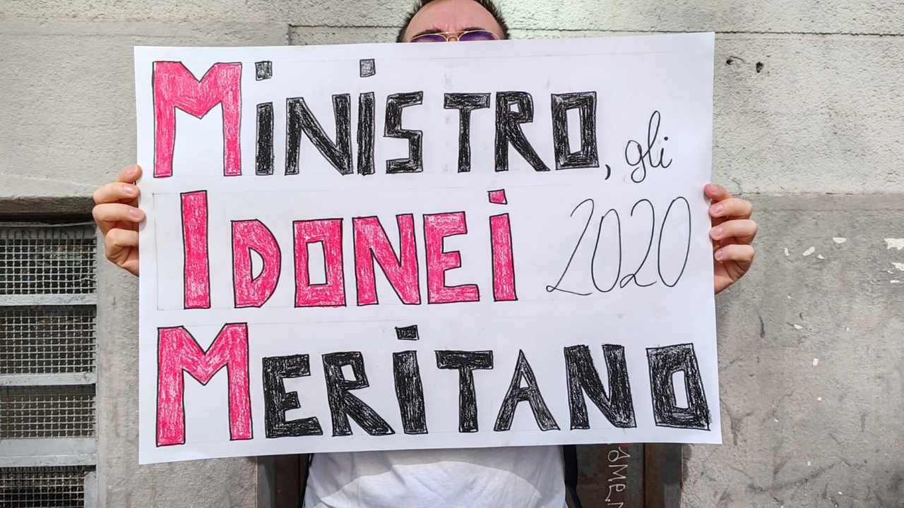 Il presidio davanti all'Ufficio scolastico regionale in via Polesine (Foto Mianews) Il presidio davanti all'Ufficio scolastico regionale in via Polesine (Foto Mianews)