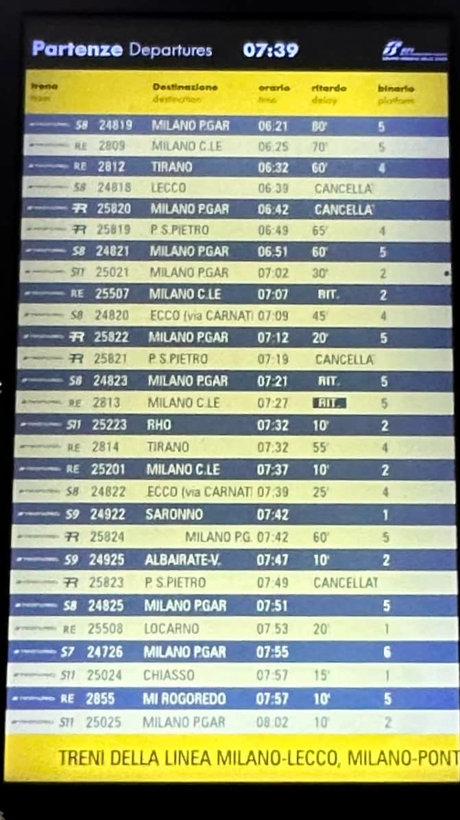 Treni, tabellone orari con ritardi e cancellazione convogli (Foto Facebook)