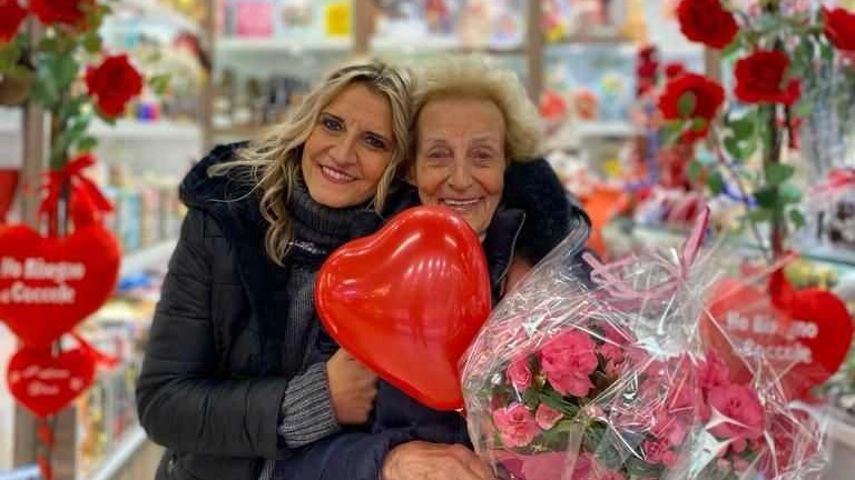 Gloria e Marilena Sotto un volantino del Giorno: è possibile acquistare al mercato il nostro quotidiano