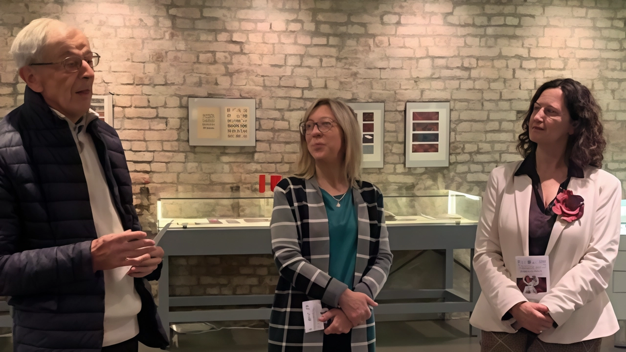 I curatori della mostra dedicata al tartan bustocco al Museo del tessile con l’assessore Maffioli I curatori della mostra dedicata al tartan bustocco al Museo del tessile con l’assessore Maffioli