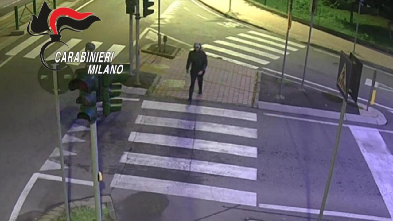 Un fermo immagine tratto da un video diffuso il 13 ottobre 2024 mostra Daniele Rezza in giro per le strade di Rozzano a notte fonda Un fermo immagine tratto da un video diffuso il 13 ottobre 2024 mostra Daniele Rezza in giro per le strade di Rozzano a notte fonda