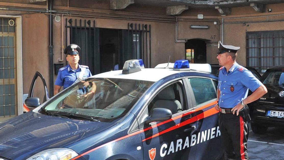 seregno raffica di coltellate sulla moglie lei si salva la vita entrando nella casa della vicina