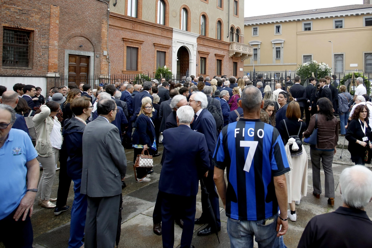 Partecipanti al funerale sul sagrato di Sant'Ambrogio (Ansa)