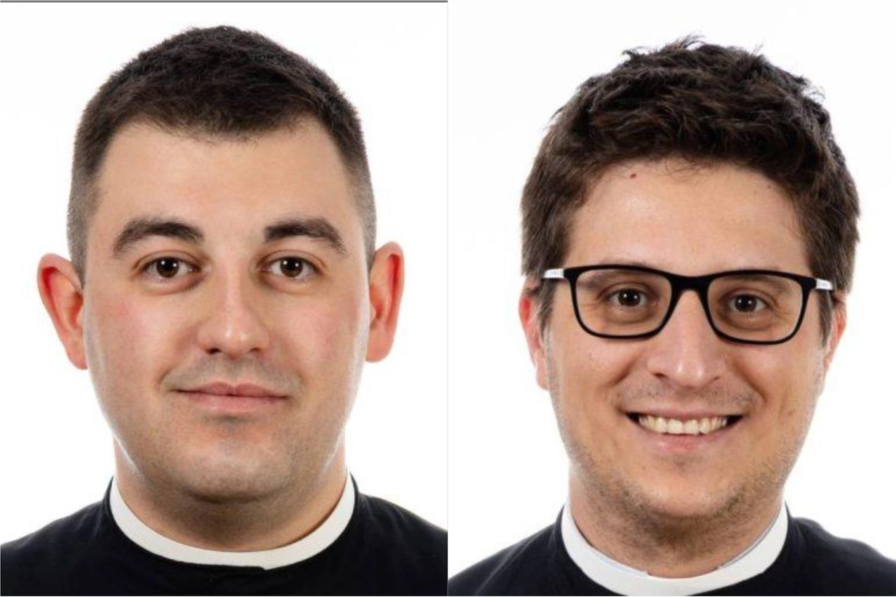 Due degli 11 nuovi sacerdoti. A sinistra, don Stefano Cazzaniga, 26 anni, della comunità pastorale San Paolo di Giussano; a destra don Luca Manes, 32 anni, della comunità pastorale Giovanni Paolo II di Seregno