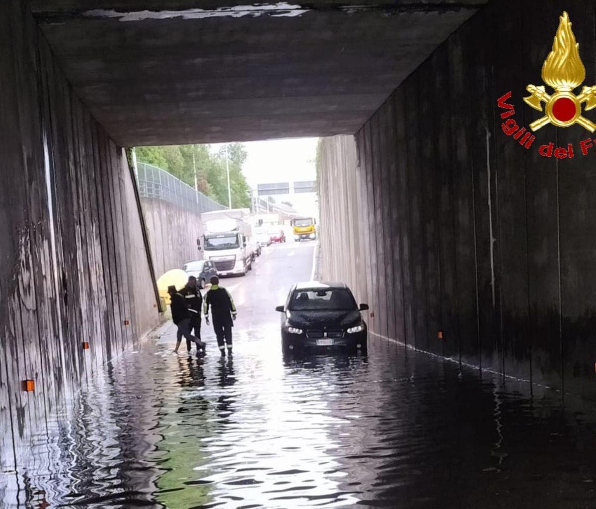 Nubifragio nel Varesotto. Acqua dal tetto a Malpensa