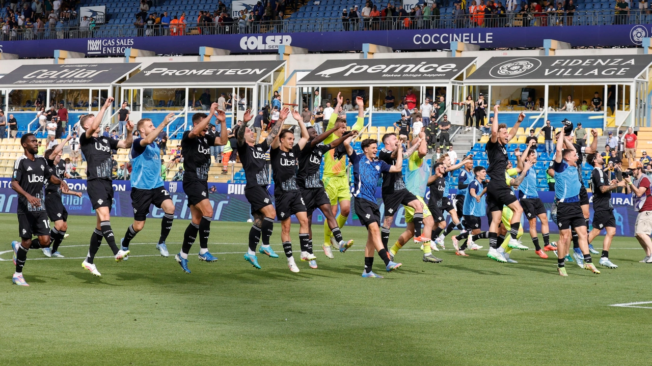 I giocatori del Como celebrano la quinta vittoria consecutiva in campionato, questa volta contro il Parma I giocatori del Como celebrano la quinta vittoria consecutiva in campionato, questa volta contro il Parma