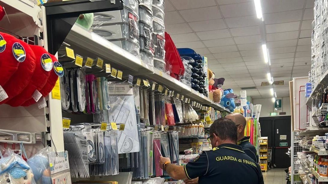 Le fiamme gialle hanno scoperto le irregolarità in un magazzino del nord della provincia e in un punto vendita della Bassa Le fiamme gialle hanno scoperto le irregolarità in un magazzino del nord della provincia e in un punto vendita della Bassa