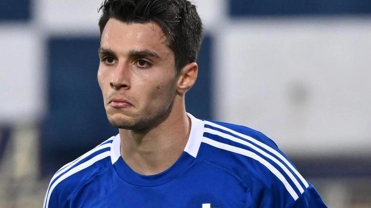 Il Como conquista la salvezza virtuale con un gol di testa di Douvikas contro il Torino, tra star in tribuna.