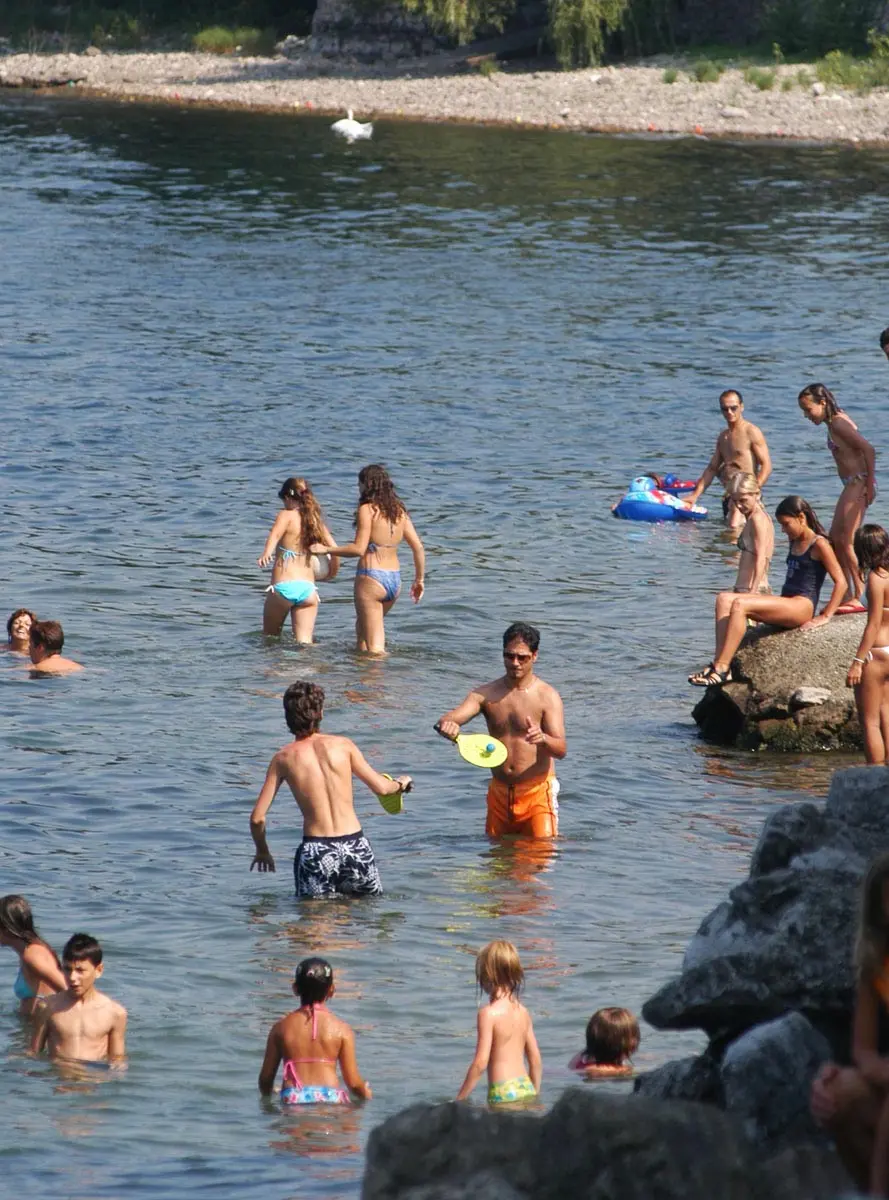 Una giornata al lago, quanto spende una famiglia? Dal lido alla cena il conto è servito