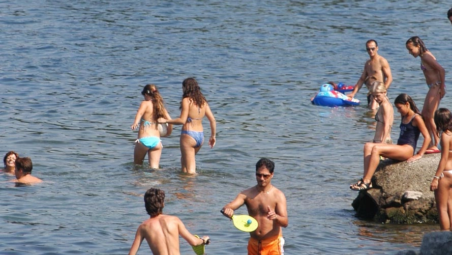 Bagnanti sulla spiaggia del lido ad Abbadia