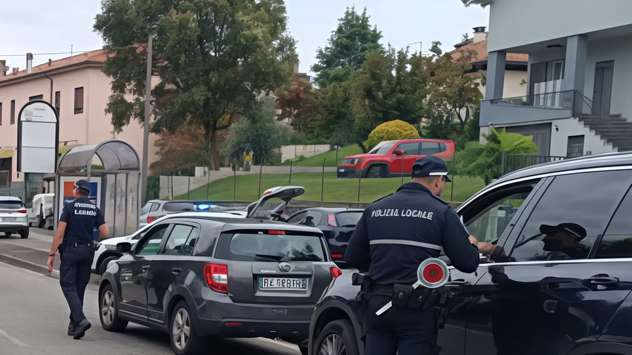 Prima un pattugliamento nelle aree boschive di spaccio, dove hanno “stanato“ un pusher, per giunta già sottoposto a un provvedimento... Prima un pattugliamento nelle aree boschive di spaccio, dove hanno “stanato“ un pusher, per giunta già sottoposto a un provvedimento...