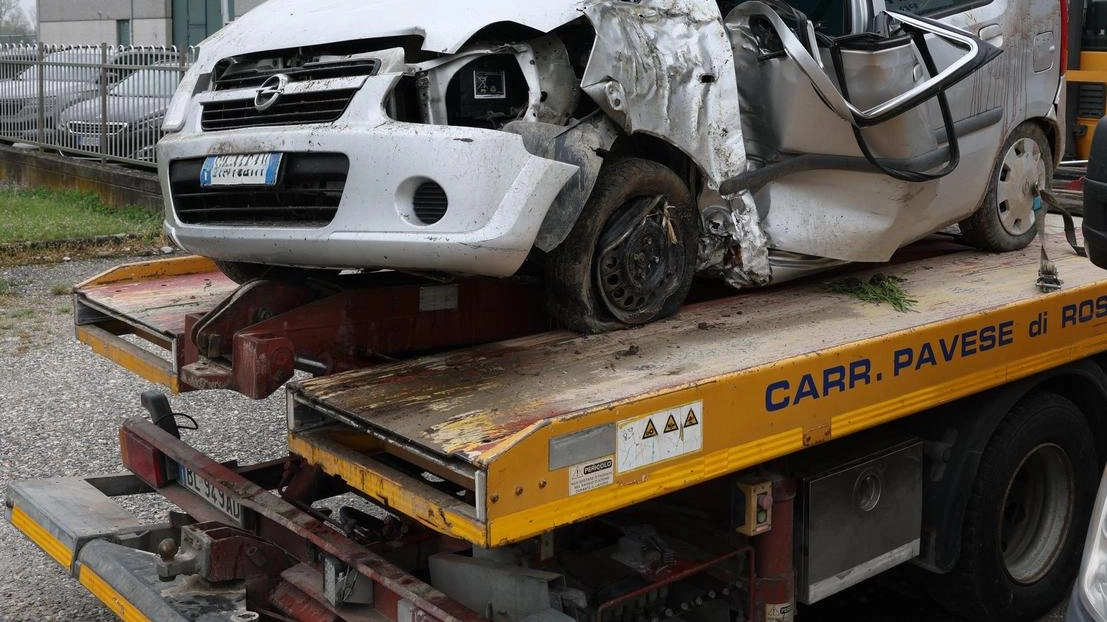 La vettura su cui viaggiava la vittima danneggiata a seguito dell’incidente La vettura su cui viaggiava la vittima danneggiata a seguito dell’incidente