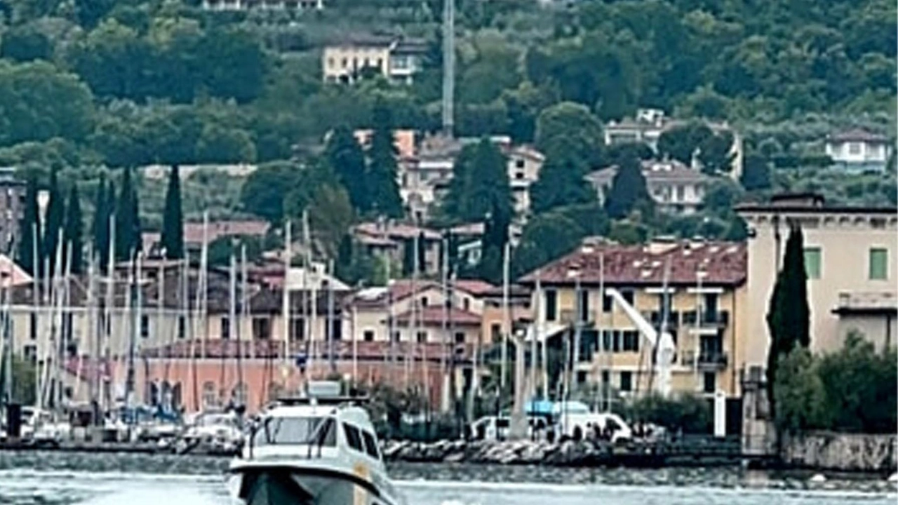 Ai moli galleggianti restano ormeggiati un ventina di natanti Si tratta di motoscafi e barche a vela soprattutto Ai moli galleggianti restano ormeggiati un ventina di natanti Si tratta di motoscafi e barche a vela soprattutto