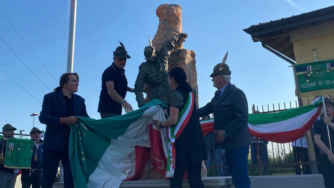 L’alpino si cala da una roccia fra le macerie, cercando vite da salvare: "Un’opera omaggio ai Caduti ma anche a... L’alpino si cala da una roccia fra le macerie, cercando vite da salvare: "Un’opera omaggio ai Caduti ma anche a...