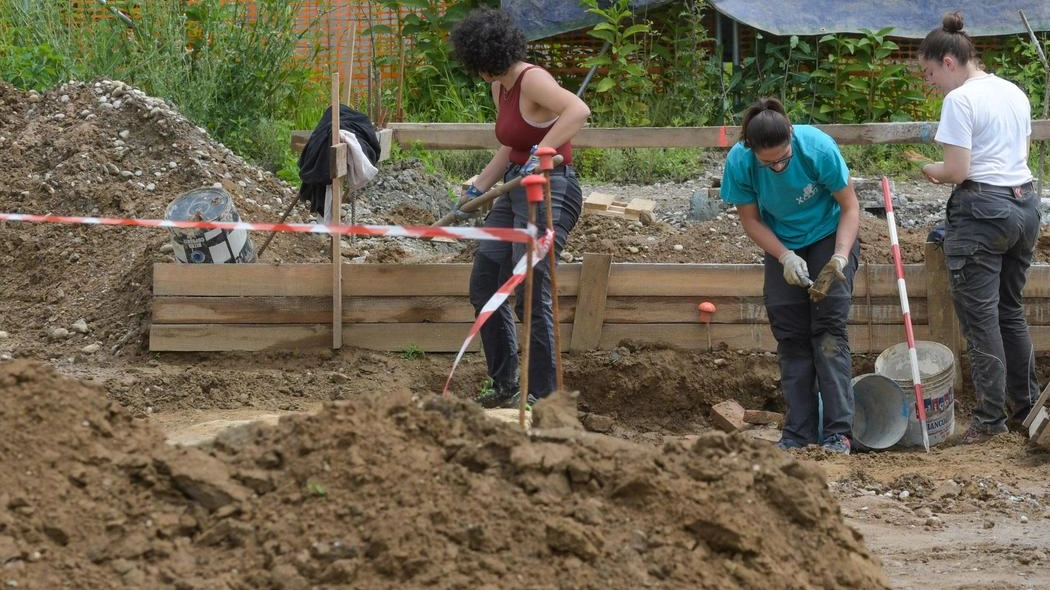 Col rinvenimento di ossa umane e reperti cimiteriali nel sito interessato dai lavori, la costruzione della casa/ospedale di comunità...