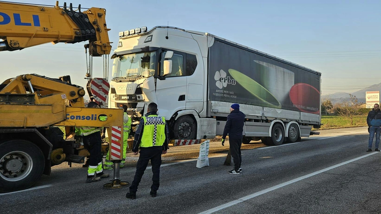 I rilievi sul luogo dell’incidente avvenuto giovedì lungo la bretella della 469 Singh a bordo della sua Fiat Panda si è scontrato con un tir quasi frontalmente I rilievi sul luogo dell’incidente avvenuto giovedì lungo la bretella della 469 Singh a bordo della sua Fiat Panda si è scontrato con un tir quasi frontalmente