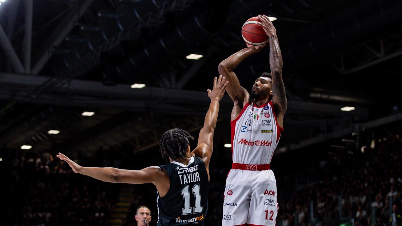 L'Armani conquista la vittoria alla Segafredo Arena, battendo la Virtus Bologna 66-85 e pareggiando la serie di semifinale. L'Armani conquista la vittoria alla Segafredo Arena, battendo la Virtus Bologna 66-85 e pareggiando la serie di semifinale.