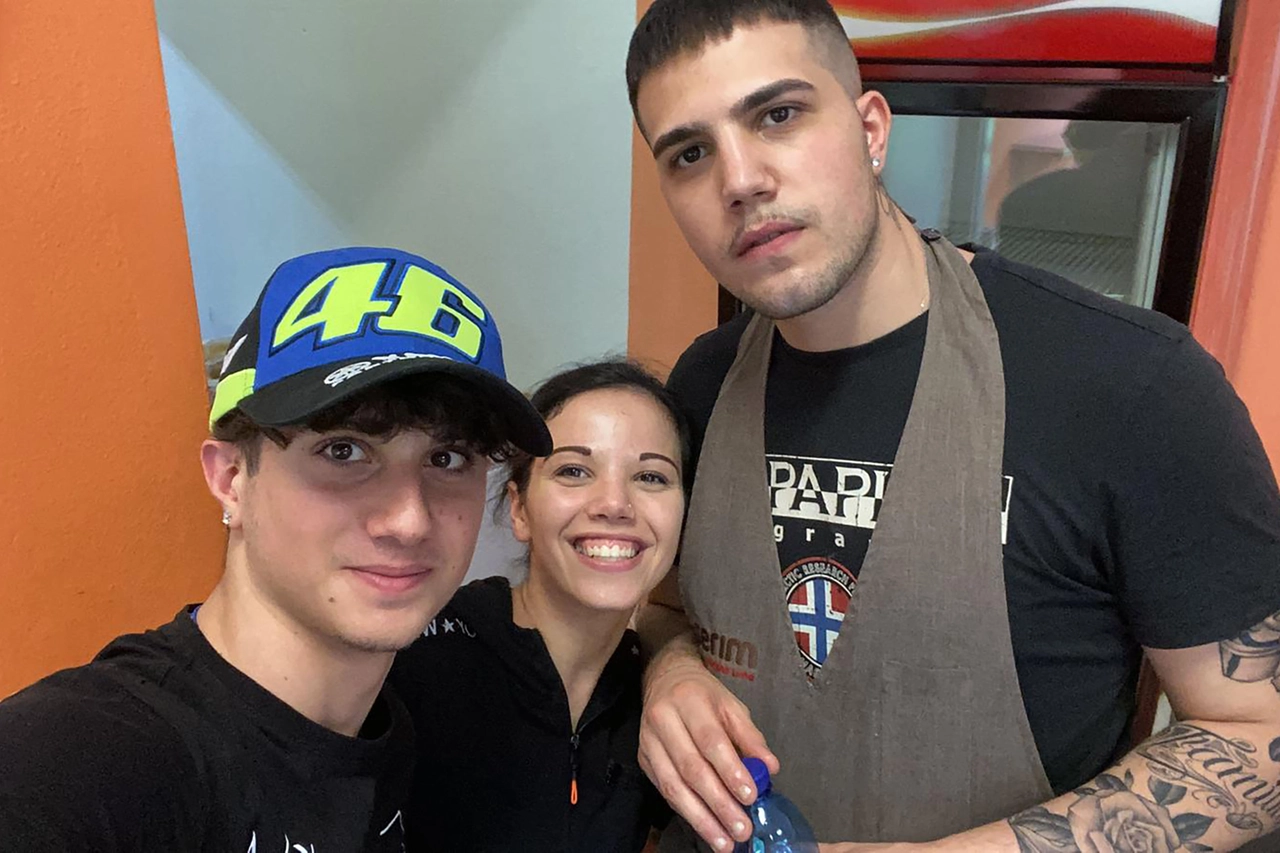 Da destra Omar Bassi, la sorella Desirée e un amico