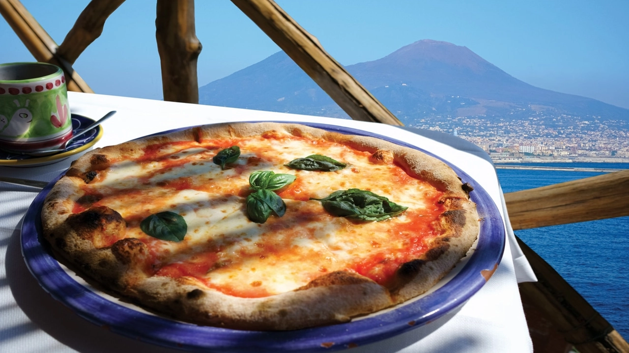 Una pizza a Napoli, l'essenza della buona cucina italiana Una pizza a Napoli, l'essenza della buona cucina italiana