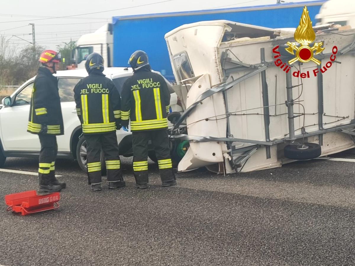 senna lodigiana incidente paralizza l8217autostrada a1 roulotte distrutta sta meglio il 21enne ferito