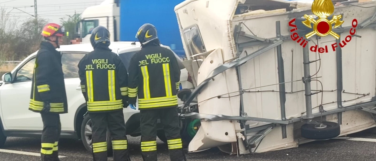 Senna Lodigiana, incidente paralizza l’autostrada A1: roulotte distrutta. Sta meglio il 21enne ferito