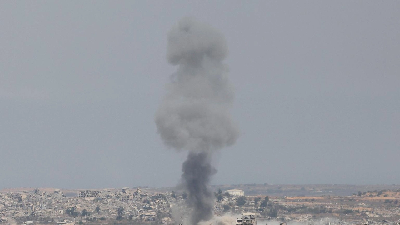 Almeno 72 palestinesi sono stati uccisi in attacchi israeliani a Gaza dall'alba, tra cui 27 persone che chiedevano aiuti umanitari,...