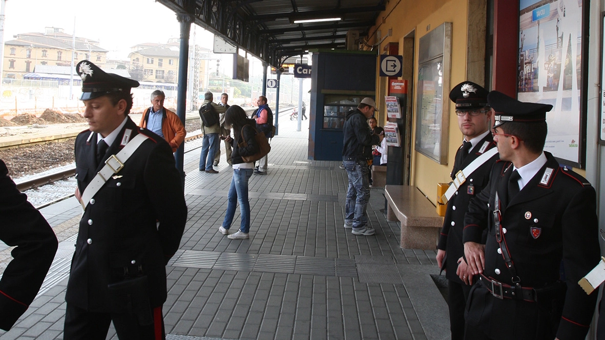 La 15enne si è rivolta ai carabinieri dopo gli abusi subiti in treno