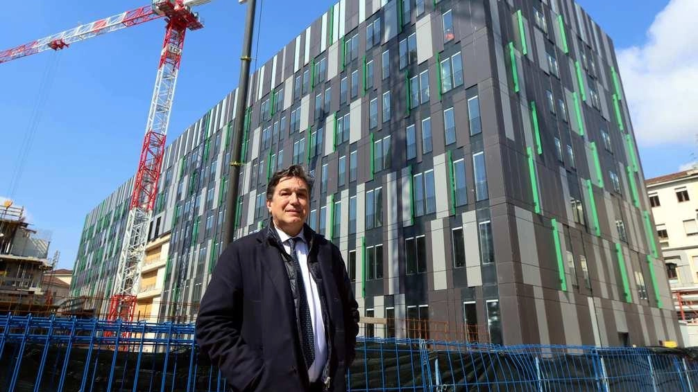 Il presidente del Policlinico di Milano Marco Giachetti davanti al Padiglione Sforza, uno dei tre del nuovo ospedale