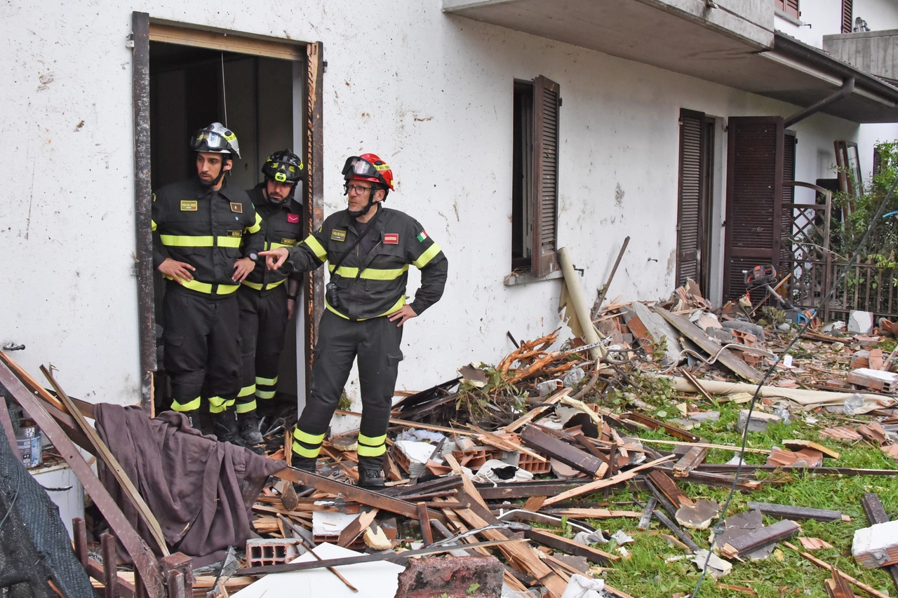 I vigili del fuoco sul luogo dell'esplosione (De Pascale)