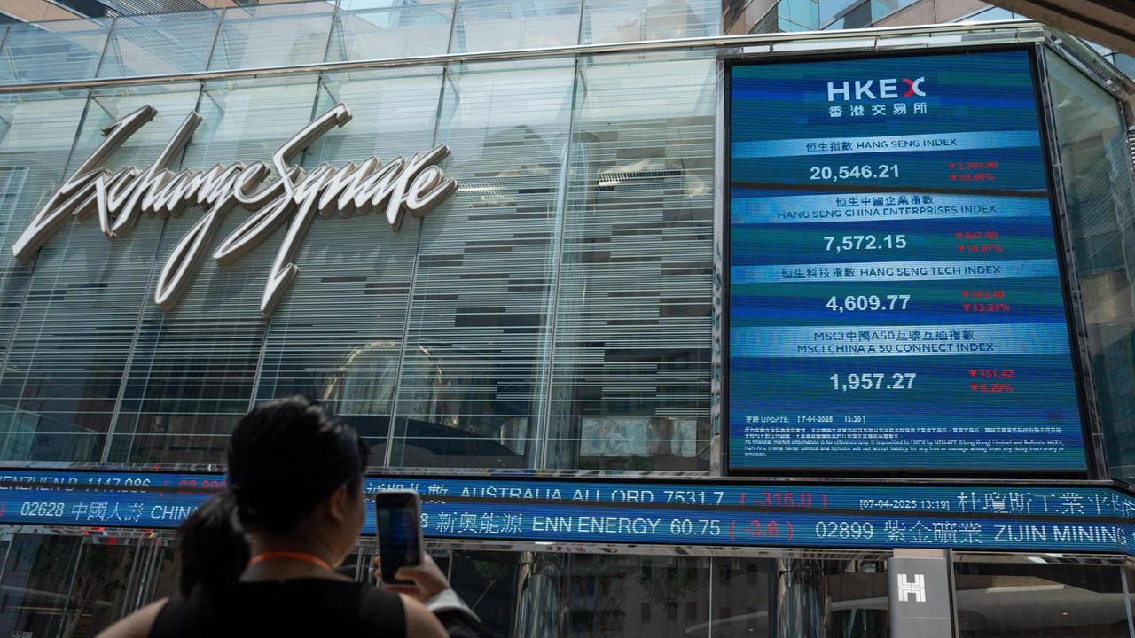 Borsa: Hong Kong poco mossa, apre a -0,05%