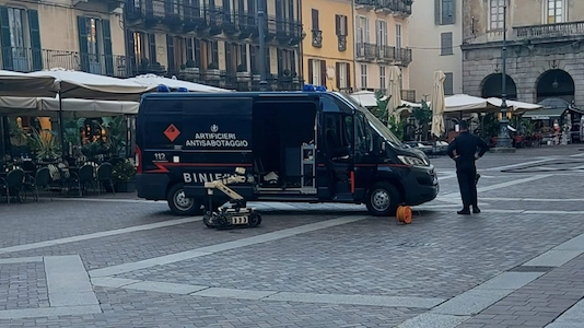 Artificieri dei carabinieri al lavoro in piazza Duomo