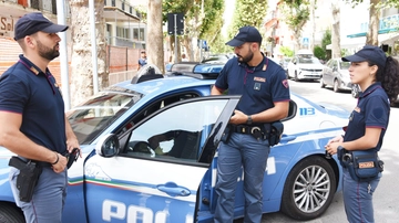 Milano, nonna coi nipoti seguita e rapinata sotto casa: fermato un giovane cileno